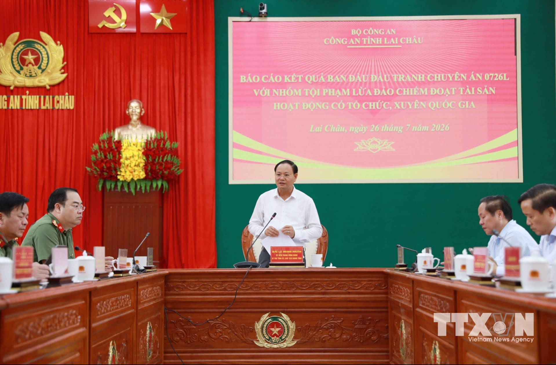 Bí thư Tỉnh ủy Lai Châu, Lê Minh Ngân phát biểu chúc mừng chiến công Công an Lai Châu và Bộ đội Biên phòng Lai Châu trong chuyên án bắt giữ 40 đối tượng lừa đảo qua mạng tại Lào. (Ảnh: Quý Trung/TTXVN)